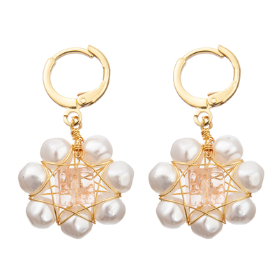 Le verre facetté rouge de fleur blanche perle les boucles d'oreille d'eau douce de perle réglées pour des femmes