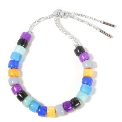 La couleur de chute dans le pourpre et le grand forte gris de pierre de trou perle le bracelet dans le brin argenté