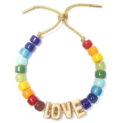 La lettre initiale le forte que de Bohème de nom perle le bracelet avec de l'or 14k a plaqué les perles en laiton