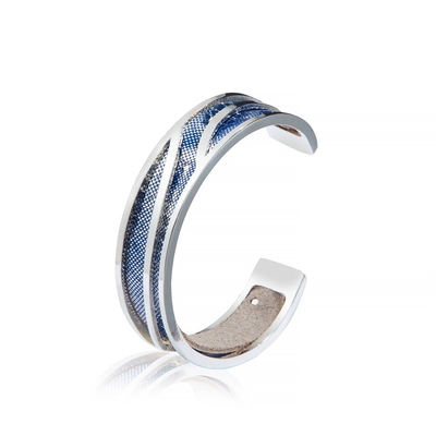 Manchettes en cuir faites main de C, bracelet en laiton déjoué argenté bleu-foncé de manchette de modèle
