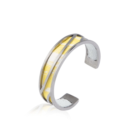 le noir en cuir d'ODM d'OEM de bracelets de la manchette des femmes de 18.5cm a assorti la couleur jaune