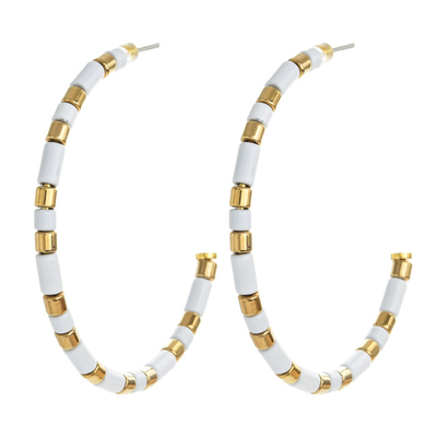 les perles ouvertes de cercle de 45mm émaillent des boucles d'oreille de cercle que C forment le blanc et l'or