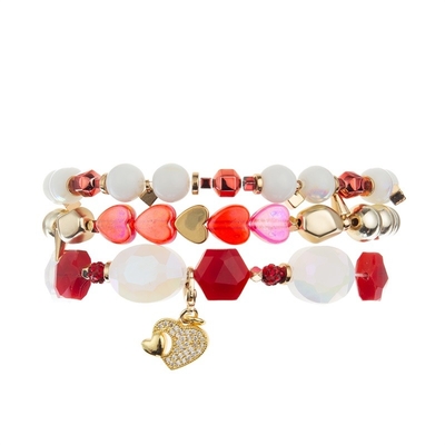 Le métal de couleur d'or perle le coeur de rose le bracelet que fait main a placé pour la fille comme cadeau