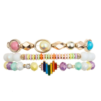 Le bracelet fait main de perles de charme de coeur d'arc-en-ciel coloré pour des femmes font la fête
