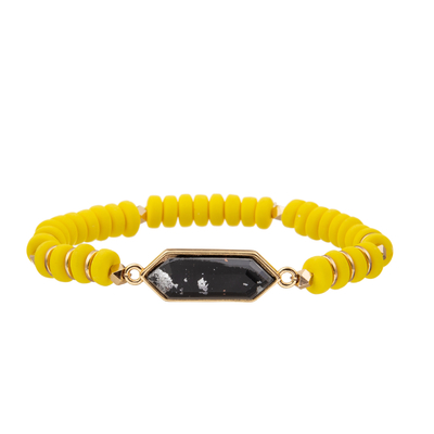 4 bracelets faits main faits sur commande de perles de couleurs avec le pendant régulier d'hexagone
