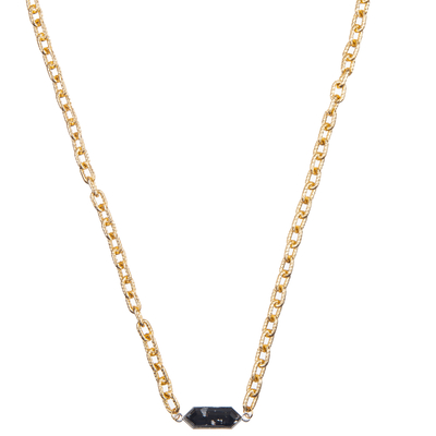Le collier minimaliste de maillon de chaîne de trombone réglé avec l'hexagone plaqué par or a facetté le cristal