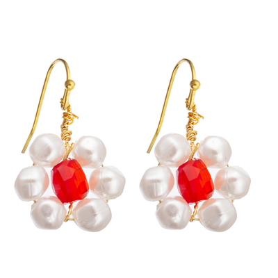 Le verre facetté rouge de fleur blanche perle les boucles d'oreille d'eau douce de perle réglées pour des femmes