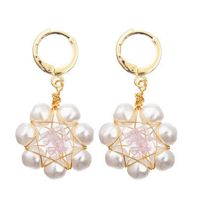 Le verre facetté rouge de fleur blanche perle les boucles d'oreille d'eau douce de perle réglées pour des femmes