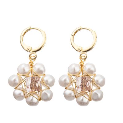 Le verre facetté rouge de fleur blanche perle les boucles d'oreille d'eau douce de perle réglées pour des femmes