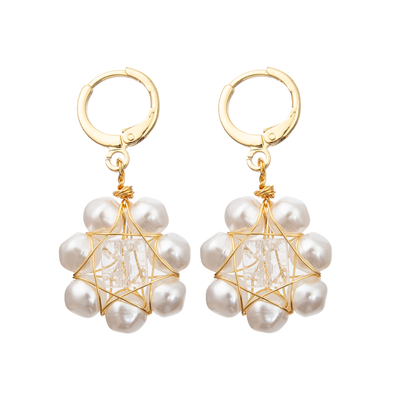 Le verre facetté rouge de fleur blanche perle les boucles d'oreille d'eau douce de perle réglées pour des femmes