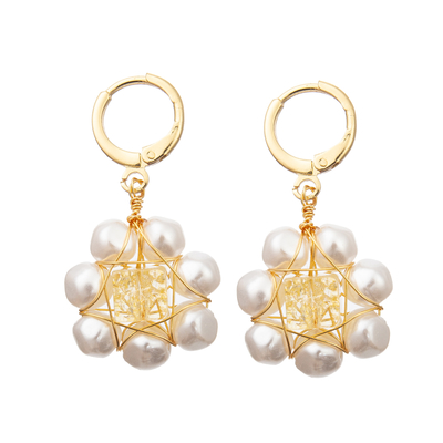 Le verre facetté rouge de fleur blanche perle les boucles d'oreille d'eau douce de perle réglées pour des femmes