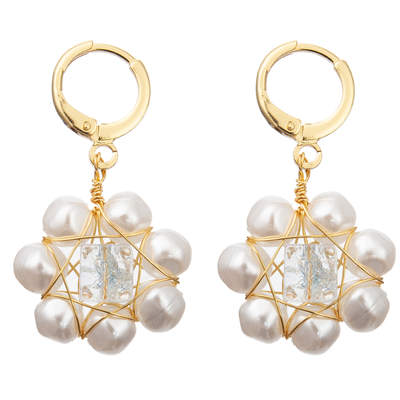 Le verre facetté rouge de fleur blanche perle les boucles d'oreille d'eau douce de perle réglées pour des femmes