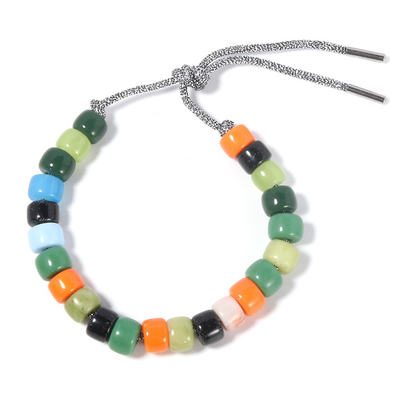 Le forte coloré par mélange vert perle le bracelet réglable avec shinny le brin argenté