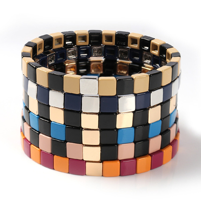 Le bracelet géométrique de tuile d'émail, bout droit multicolore a perlé des bracelets