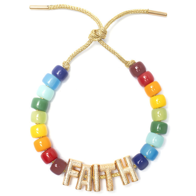 La lettre initiale le forte que de Bohème de nom perle le bracelet avec de l'or 14k a plaqué les perles en laiton