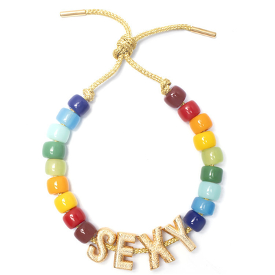 La lettre initiale le forte que de Bohème de nom perle le bracelet avec de l'or 14k a plaqué les perles en laiton