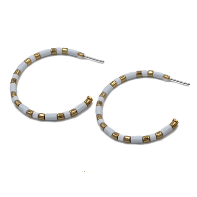 les perles ouvertes de cercle de 45mm émaillent des boucles d'oreille de cercle que C forment le blanc et l'or