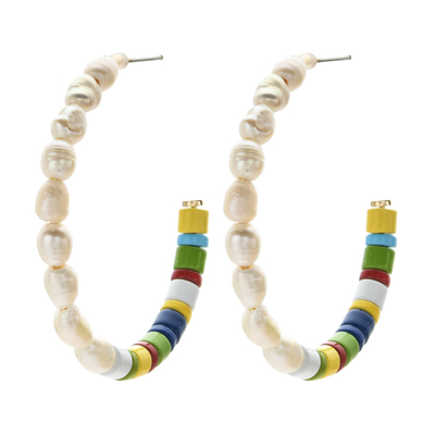 Les perles d'alliage émaillent des boucles d'oreille de cercle, perles d'eau douce que le cercle a perlé des boucles d'oreille