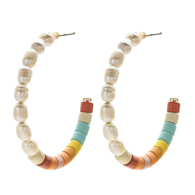 Les perles d'alliage émaillent des boucles d'oreille de cercle, perles d'eau douce que le cercle a perlé des boucles d'oreille