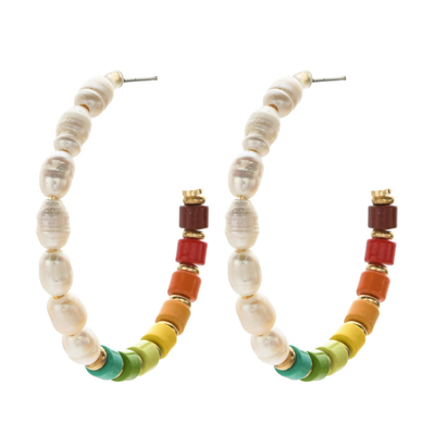 Les perles d'alliage émaillent des boucles d'oreille de cercle, perles d'eau douce que le cercle a perlé des boucles d'oreille