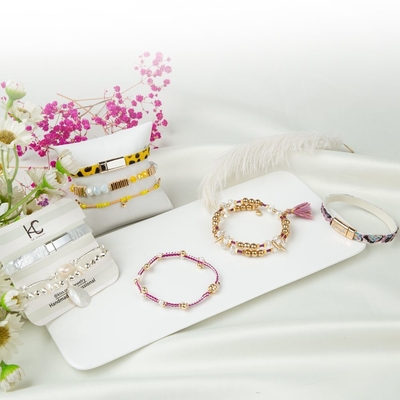 Le bracelet perlé des femmes argentées brillantes a placé le bout droit de 0.7mm avec Shell And Hematite
