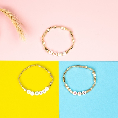 les perles élastiques d'émail de 18.5cm appellent le bracelet avec de l'or 14k plaqué