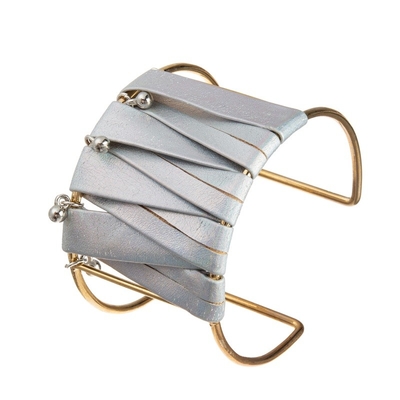 Main - bracelets métalliques tissés de manchette de cuir de couleur pour la fille de femmes