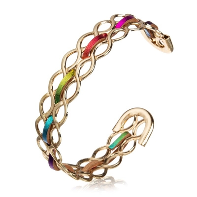 Bracelet en cuir d'arc-en-ciel inspiré avec la manchette ouverte tordue en métal de style