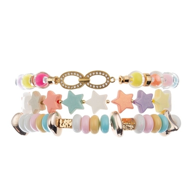 L'étoile en plastique de fille de l'adolescence perle la couleur d'arc-en-ciel de bracelet avec le charme infini en métal