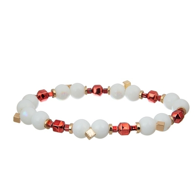 Le métal de couleur d'or perle le coeur de rose le bracelet que fait main a placé pour la fille comme cadeau