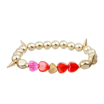 Le métal de couleur d'or perle le coeur de rose le bracelet que fait main a placé pour la fille comme cadeau