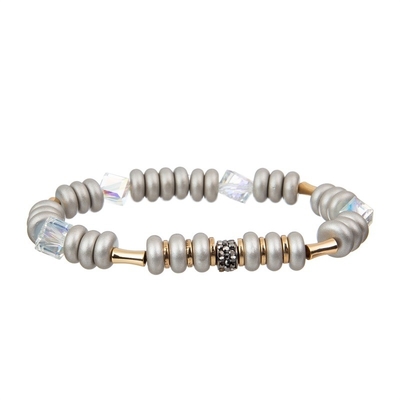 Le rond argenté métallique forment les bracelets faits main de perles avec le pendant de coeur de lettre d'amour