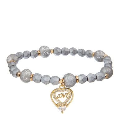 Le rond argenté métallique forment les bracelets faits main de perles avec le pendant de coeur de lettre d'amour