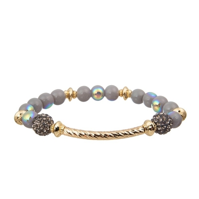 Le rond argenté métallique forment les bracelets faits main de perles avec le pendant de coeur de lettre d'amour