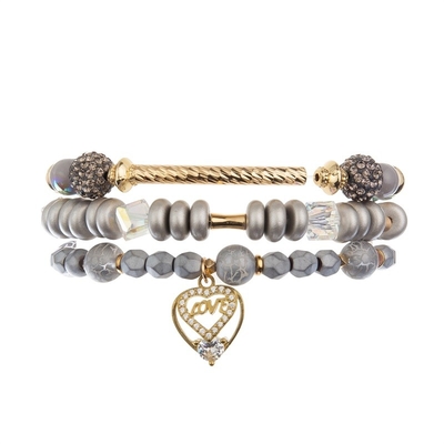 Le rond argenté métallique forment les bracelets faits main de perles avec le pendant de coeur de lettre d'amour