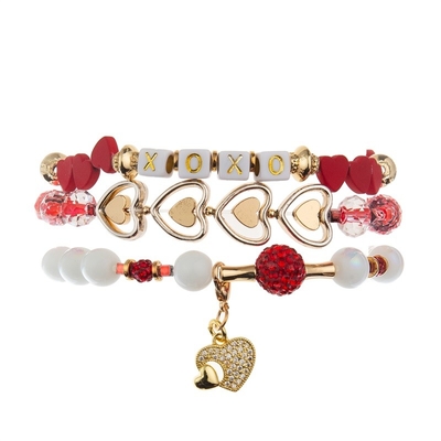 Le charme XOXO de coeur d'or adaptent les bracelets aux besoins du client faits main de perles de nom pour le cadeau d'amie