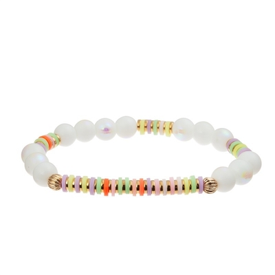 Le bracelet fait main de perles de charme de coeur d'arc-en-ciel coloré pour des femmes font la fête