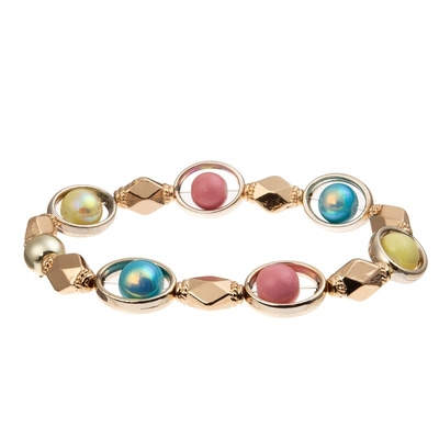 Le bracelet fait main de perles de charme de coeur d'arc-en-ciel coloré pour des femmes font la fête