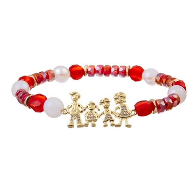 Le bracelet fait main rouge de perles a placé le bracelet fait sur commande de nom de famille empilable