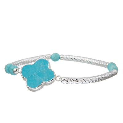 Soulagement d'inquiétude formé par trèfle argenté de bord de bracelet de pierre perlé par turquoise naturelle