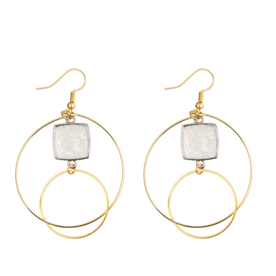 Le double cercle de boucle de cercle balancent les boucles d'oreille pendantes que la combinaison creusent l'or plaqué