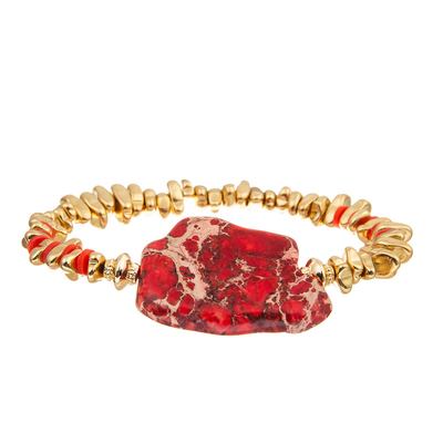 L'or de bracelet a plaqué le bracelet en pierre écrasé cassé avec la pierre irrégulière rouge